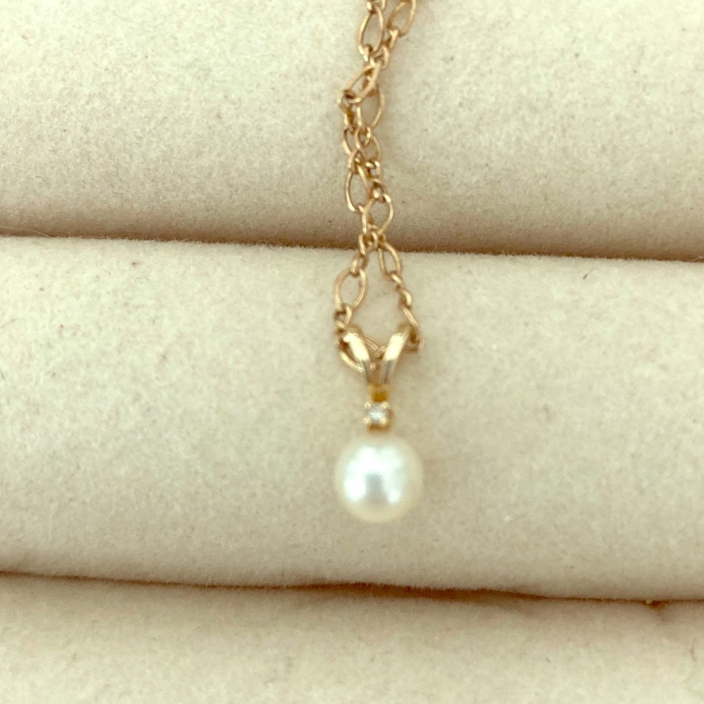 Pearl and diamond chip pendant